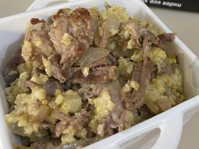 Kruopos iš sorų su jautiena ir keptu svogūnu pagrindine nuotrauka