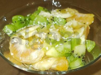 Vaisių salotos su vaniliniu sirupu pagrindine nuotrauka