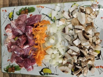 Grybų plovas su mėsa lėtoje viryklėje Žingsnis 1