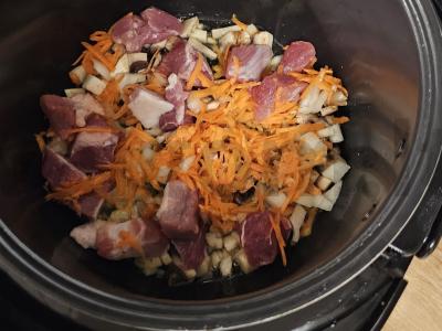 Grybų plovas su mėsa lėtoje viryklėje Žingsnis 2