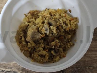 Grybų plovas su mėsa lėtoje viryklėje pagrindine nuotrauka