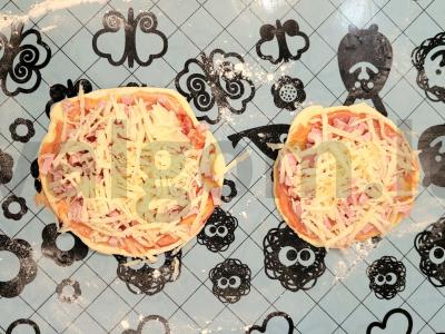 Vaikiška mini pica ant sluoksniuoto tešlos Žingsnis 4