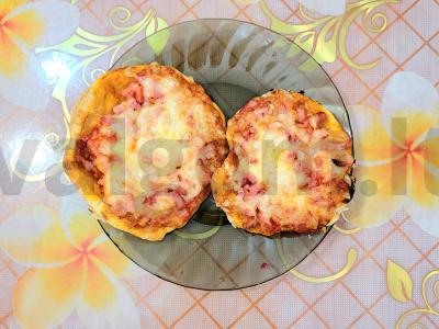 Vaikiška mini pica ant sluoksniuoto tešlos pagrindine nuotrauka