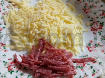 Sluoksniuotos bandelės su sūriu ir rūkytomis dešromis Žingsnis 1