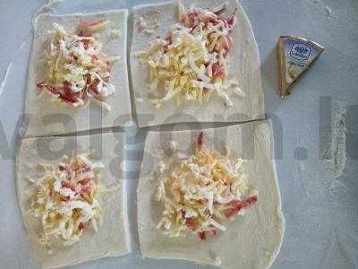 Sluoksniuotos bandelės su sūriu ir rūkytomis dešromis Žingsnis 4