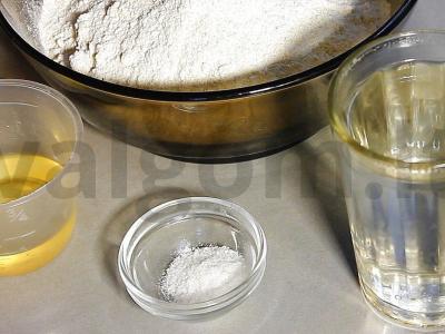 Omletas su bekonu ir vyšniniais pomidorais ant viso grūdo miltų pitos Žingsnis 1