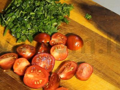 Omletas su bekonu ir vyšniniais pomidorais ant viso grūdo miltų pitos Žingsnis 4