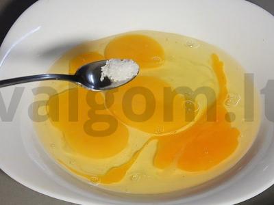 Omletas su bekonu ir vyšniniais pomidorais ant viso grūdo miltų pitos Žingsnis 5