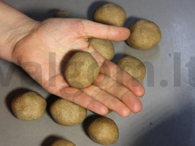 Omletas su bekonu ir vyšniniais pomidorais ant viso grūdo miltų pitos Žingsnis 6