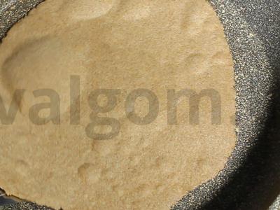 Omletas su bekonu ir vyšniniais pomidorais ant viso grūdo miltų pitos Žingsnis 7