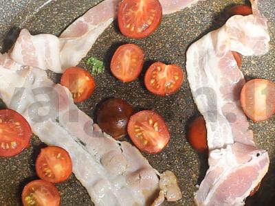 Omletas su bekonu ir vyšniniais pomidorais ant viso grūdo miltų pitos Žingsnis 8