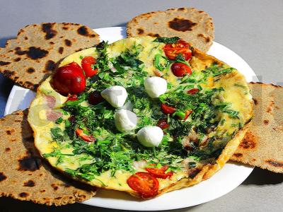 Omletas su bekonu ir vyšniniais pomidorais ant viso grūdo miltų pitos pagrindine nuotrauka