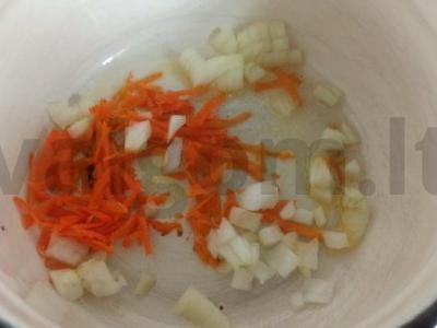 Sriuba su quinoa ir dešrelėmis Žingsnis 1