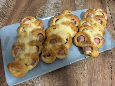 Dešrelė tešloje po sūrio apklotu pagrindine nuotrauka