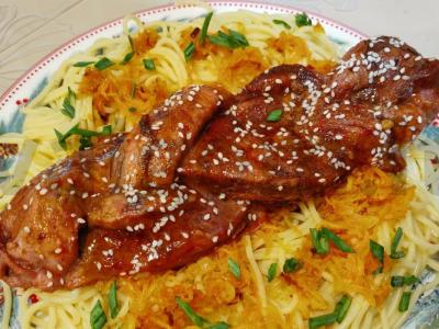 Mėsos pynė su spagečiais ir daržovėmis pagrindine nuotrauka