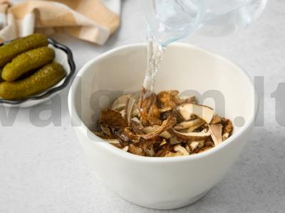 Vegetariška solianka su bulvėmis ir grybais Žingsnis 1