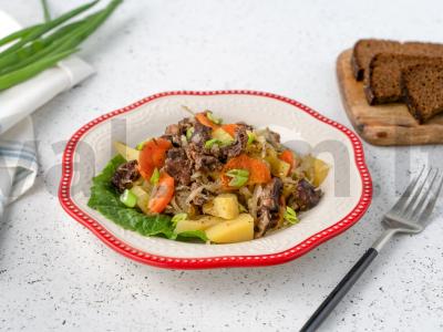 Troškintas širdis su bulvėmis pagrindine nuotrauka