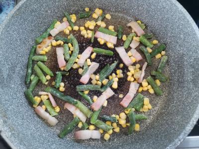 Omletas su kukurūzais, pupelėmis ir rūkyta šonine Žingsnis 2