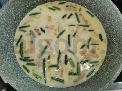 Omletas su kukurūzais, pupelėmis ir rūkyta šonine Žingsnis 4