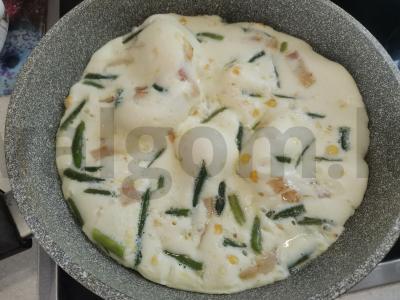 Omletas su kukurūzais, pupelėmis ir rūkyta šonine Žingsnis 5