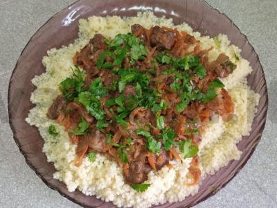 Troškinta jautiena su daržovėmis ir kuskuso garnyru pagrindine nuotrauka