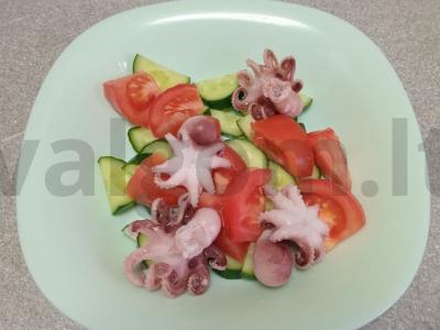 Salotos su aštuonkoju, daržovėmis, mandarinų ir spanguolių Žingsnis 3