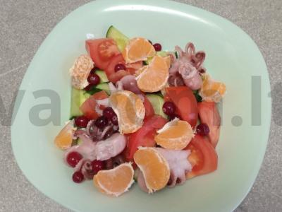 Salotos su aštuonkoju, daržovėmis, mandarinų ir spanguolių Žingsnis 5