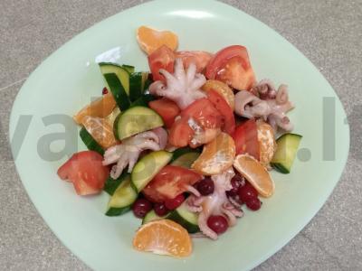 Salotos su aštuonkoju, daržovėmis, mandarinų ir spanguolių pagrindine nuotrauka