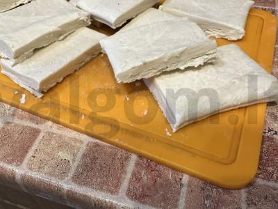 Sluoksniuota tešla su sūriu arbatai Žingsnis 1