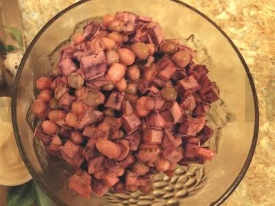 Burokėlių salotos su pupelėmis ir žirniais pagrindine nuotrauka