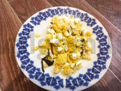 Pšenių košė su virtų kiaušiniu ir jūros kopūstais pagrindine nuotrauka