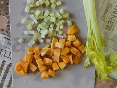 Kepta moliūgų su šonine ir salierais Žingsnis 1