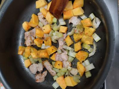 Kepta moliūgų su šonine ir salierais Žingsnis 3