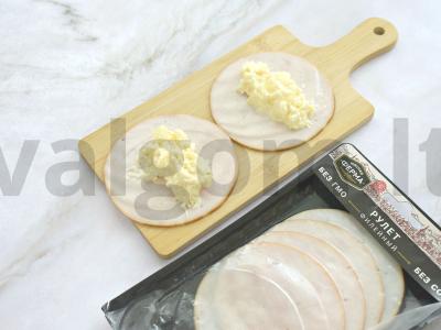 Šoninės ritinėliai su sūriu ir ananasais Žingsnis 4