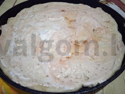 Pica su brokoliais, žiediniais kopūstais, krevetėmis ir dorblu sūriu Žingsnis 1