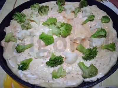 Pica su brokoliais, žiediniais kopūstais, krevetėmis ir dorblu sūriu Žingsnis 2