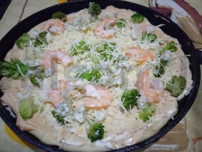 Pica su brokoliais, žiediniais kopūstais, krevetėmis ir dorblu sūriu Žingsnis 5