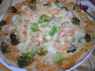 Pica su brokoliais, žiediniais kopūstais, krevetėmis ir dorblu sūriu pagrindine nuotrauka
