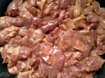 Švelni vištienos kepenėlė grietinės padaže Žingsnis 2