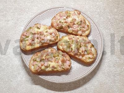 Aštrūs karšti sumuštiniai su marinuotais agurkais pagrindine nuotrauka