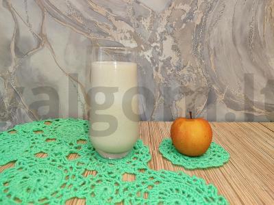 Kokteilis su ledais, obuolių sultimis ir obuoliu pagrindine nuotrauka