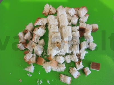 Omletas su baltu duona, daržovėmis ir alyvuogėmis pusryčiams Žingsnis 1