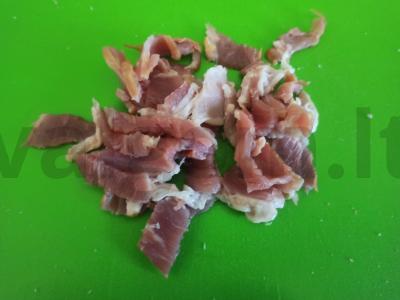 Omletas su baltu duona, daržovėmis ir alyvuogėmis pusryčiams Žingsnis 2