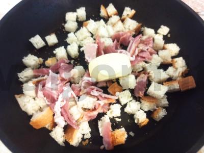 Omletas su baltu duona, daržovėmis ir alyvuogėmis pusryčiams Žingsnis 3