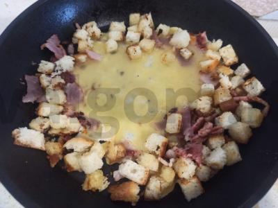 Omletas su baltu duona, daržovėmis ir alyvuogėmis pusryčiams Žingsnis 5