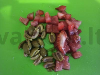 Omletas su baltu duona, daržovėmis ir alyvuogėmis pusryčiams Žingsnis 6