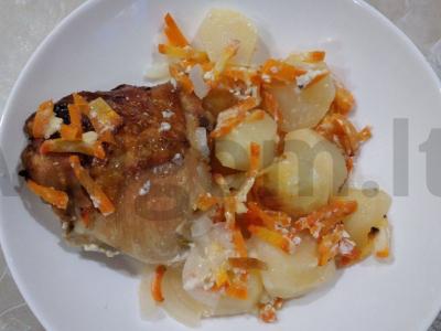 Skani vištiena su bulvėmis ir graikišku jogurtu pagrindine nuotrauka