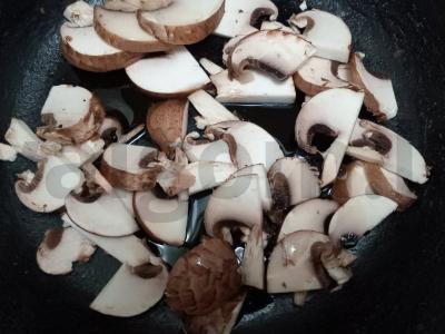 Kiaušiniai su karališkais grybais ir graikiniais riešutais Žingsnis 1