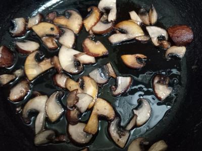 Kiaušiniai su karališkais grybais ir graikiniais riešutais Žingsnis 2