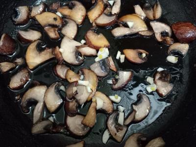 Kiaušiniai su karališkais grybais ir graikiniais riešutais Žingsnis 3